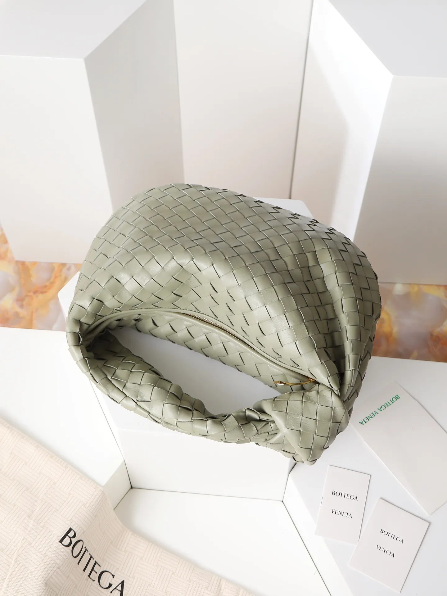 1100. 🌟𝐁𝐨𝐭𝐭𝐞𝐠𝐚 𝐕𝐞𝐧𝐞𝐭𝐚 ——— jodie (medium size) The medium size is very attractive in real life. It is firm and sturdy in the hand. The first impression is that it is particularly durable👍 You can see the well-designed knot on the handle. When carrying it on the shoulder, pay attention to the knot being placed directly under the hand. In this way, it can not only fix the position of the handbag, but also prevent the handbag from slipping due to long walks. It can easily accommodate a variety of cosmetics. In one word, it is "very easy to hold". Style number: 690225 Size: 36✖️21✖️13